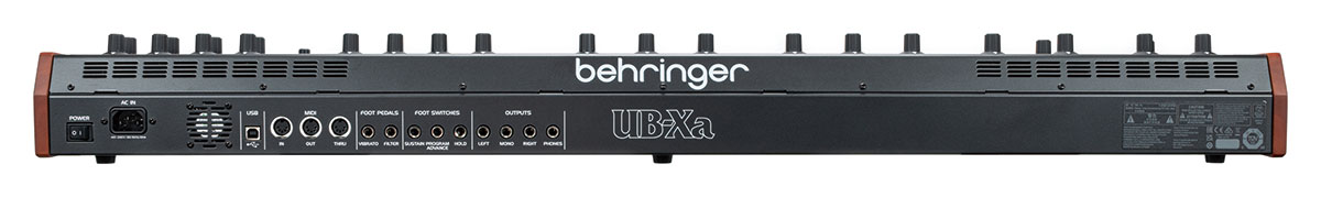 リア・パネル。左から電源スイッチ、AC入力、USB-B端子、MIDI IN/OUT/THRU、フット・ペダル入力のビブラートおよびフィルター（以上TRSフォーン）、フット・スイッチ入力のサステイン、スイッチを押すとA5→A6というようにプログラムを進行させるプログラム・アドバンス、ホールド（以上フォーン）、出力のL、モノラル、R、ヘッドホン端子（以上TRSフォーン）