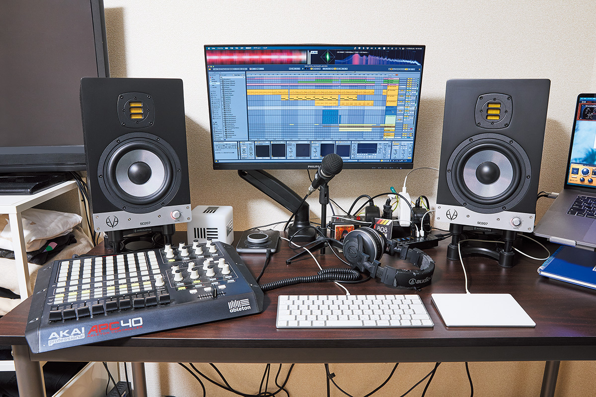 メイン・デスク。正面のディスプレイに映し出されているのは、ABLETON Liveとアナライザー・プラグインのMiniMeters。帯域ごとに波形の色が異なる仕様はDJ用ソフトウェアALPHATHETA Rekordboxを扱う感覚と近く、分かりやすいという