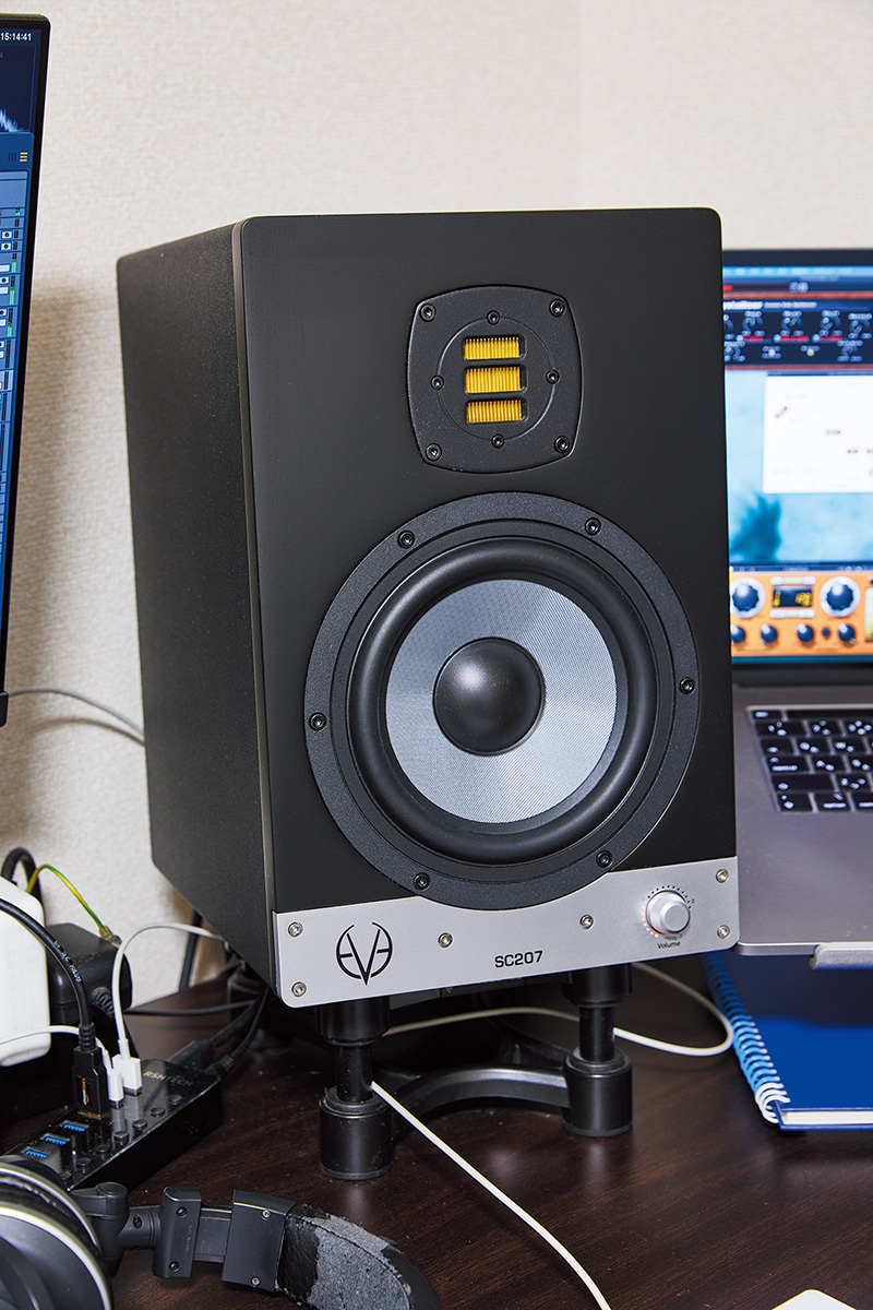 モニター・スピーカーにはEVE AUDIO SC207を採用。低域の再生能力の高さをSEKITOVAは評価。「タイトな音」と表現するそのサウンドは、近年の楽曲を正確に再生してくれるという。9.5割はスピーカーでの作業で、耳への負担を少なくすること、スピーカーから鳴らす音楽を作っているから、とその理由を教えてくれた