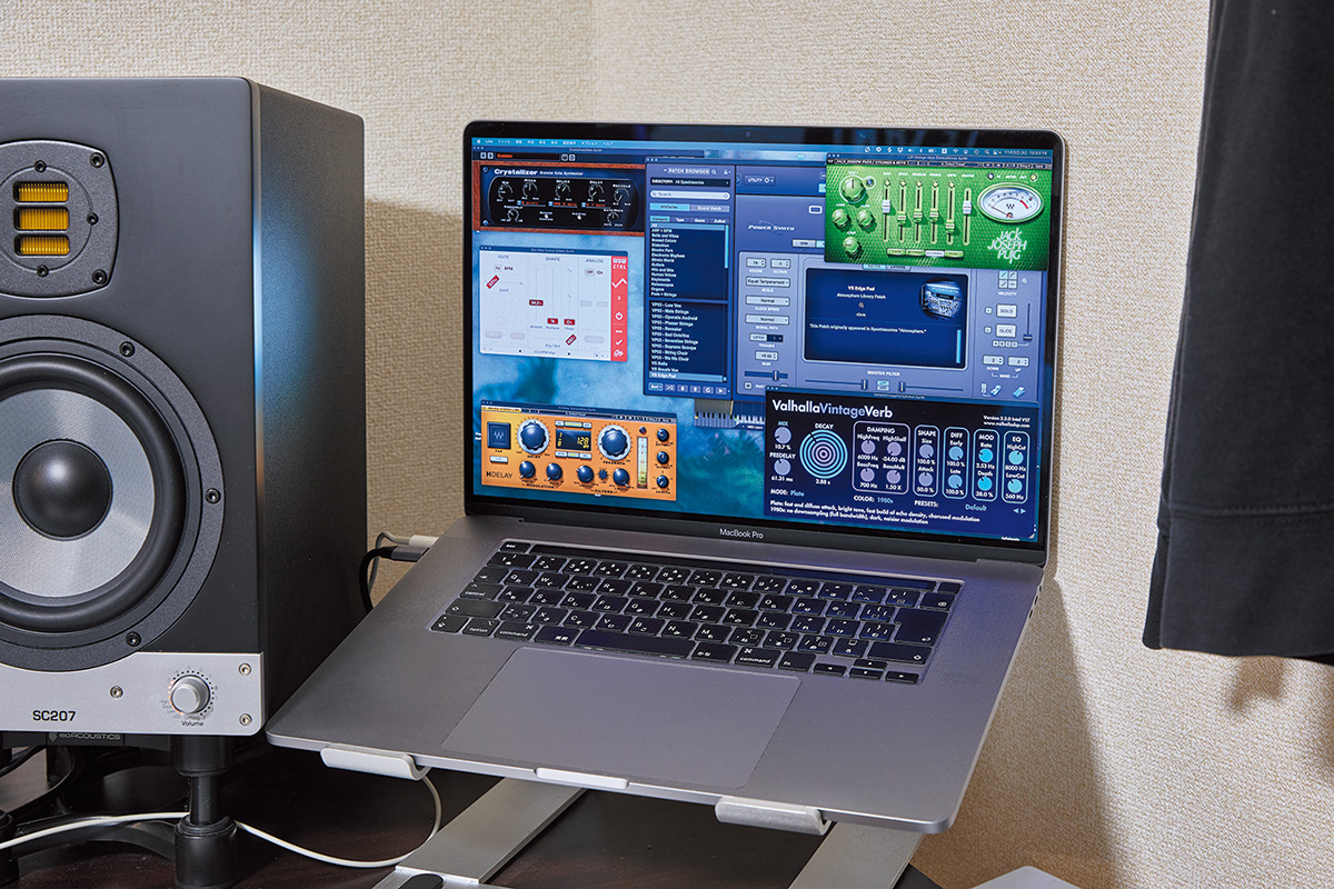メイン・マシンはAPPLE MacBook Pro。画面上には、ソフト・シンセのSPECTRASONICS Omnisphereや、リバーブ・プラグインのVALHALLA DSP Valhalla VintageVerbなどが表示されている