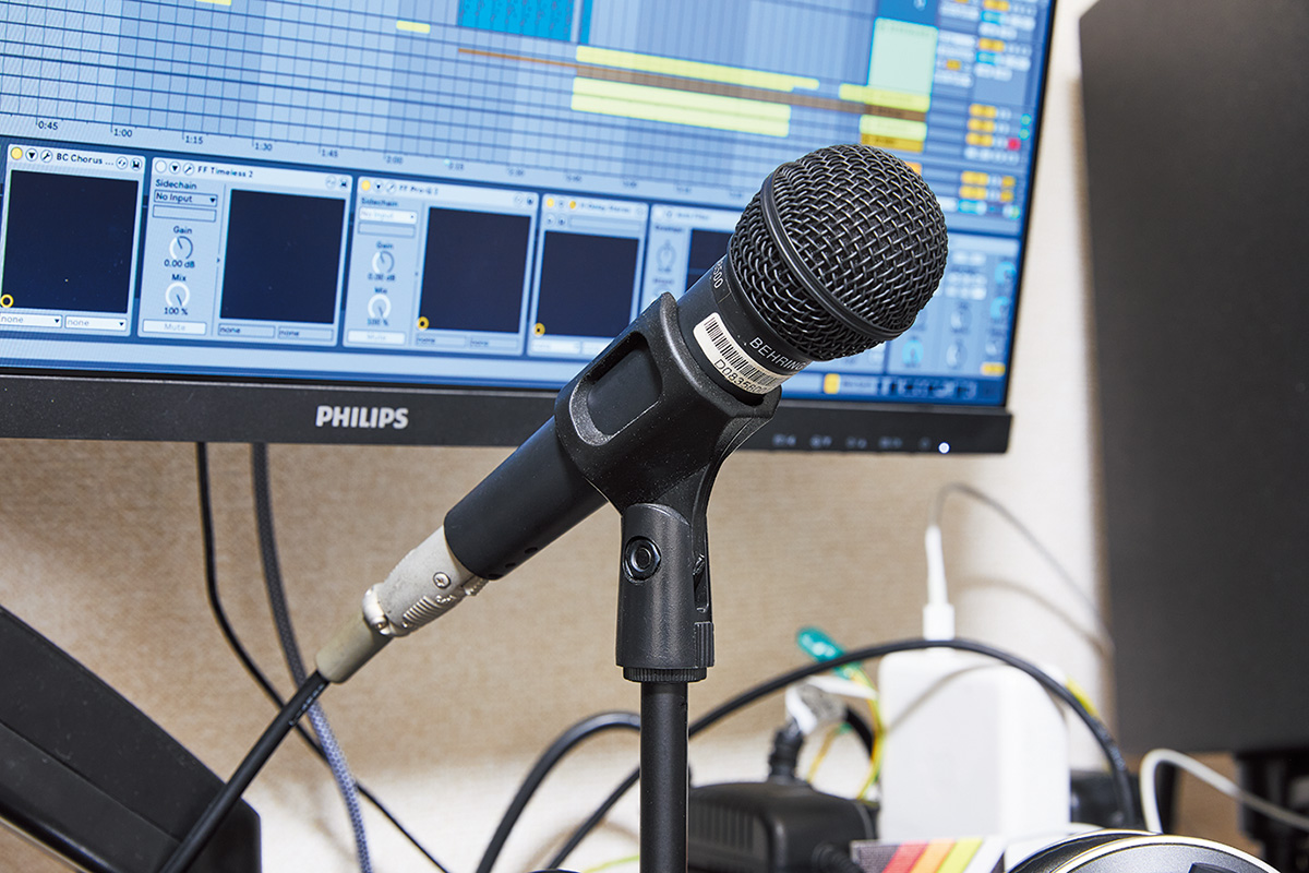 ダイナミック・マイクのBEHRINGER XM8500は、声ネタが欲しいときに使用。「ダイナミック・マイクだとどうしてもこもった音になるんですけど、僕は自分の持っているマイクやオーディオ・インターフェースに合わせたEQなどのチェインをLive内で組んでいるので、それを通せば音が奇麗になるようになっています」