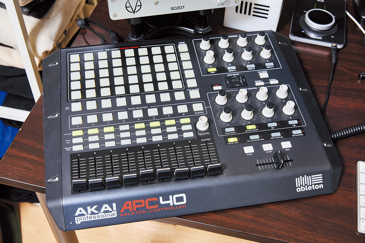 AKAI PROFESSIONAL APC40は、フェーダーやノブ、ボタンが豊富に装備されているのが特徴のLive専用MIDIコントローラー。これまでもライブ・セットでは使っていたそうだが、次は制作に使いたいと考えているという。いわく「細かいオートメーションを書くとき、マウスでポチポチしているとどうしても直線的になってしまうので、フェーダー・ワークの際に人間らしいダイナミクスを出したいと思っているんです」とのこと