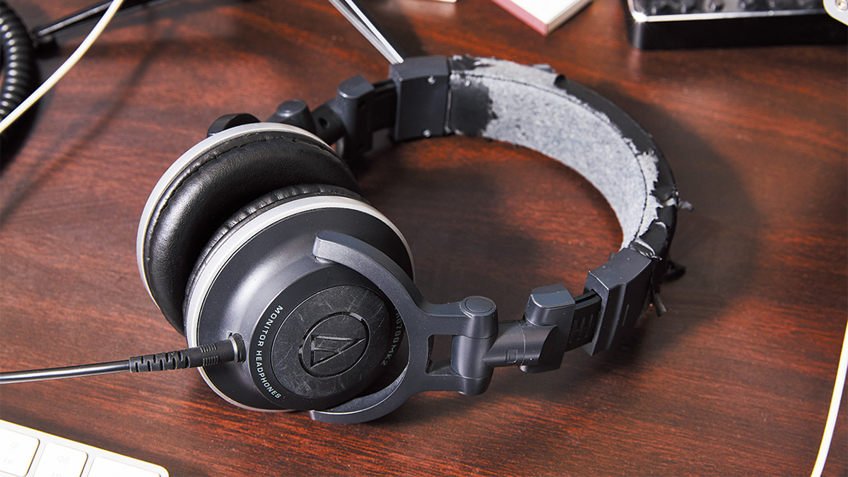 ヘッドホンのAUDIO-TECHNICA ATH-Pro700MK2。元はDJ用としてMK1（初代）から使っていて、買い換え続けて現在は4台目くらいだという。「生産完了になってかなり経つので、見つけ次第買う保護活動をしてます（笑）」と話すほど気に入っている。続けて「僕らはクラブで音楽を鳴らすのが大きなファクターなので聴きなじみがあり、耳全体を包み込んでくれるのでリラックスして長時間使えます」とその魅力を語った