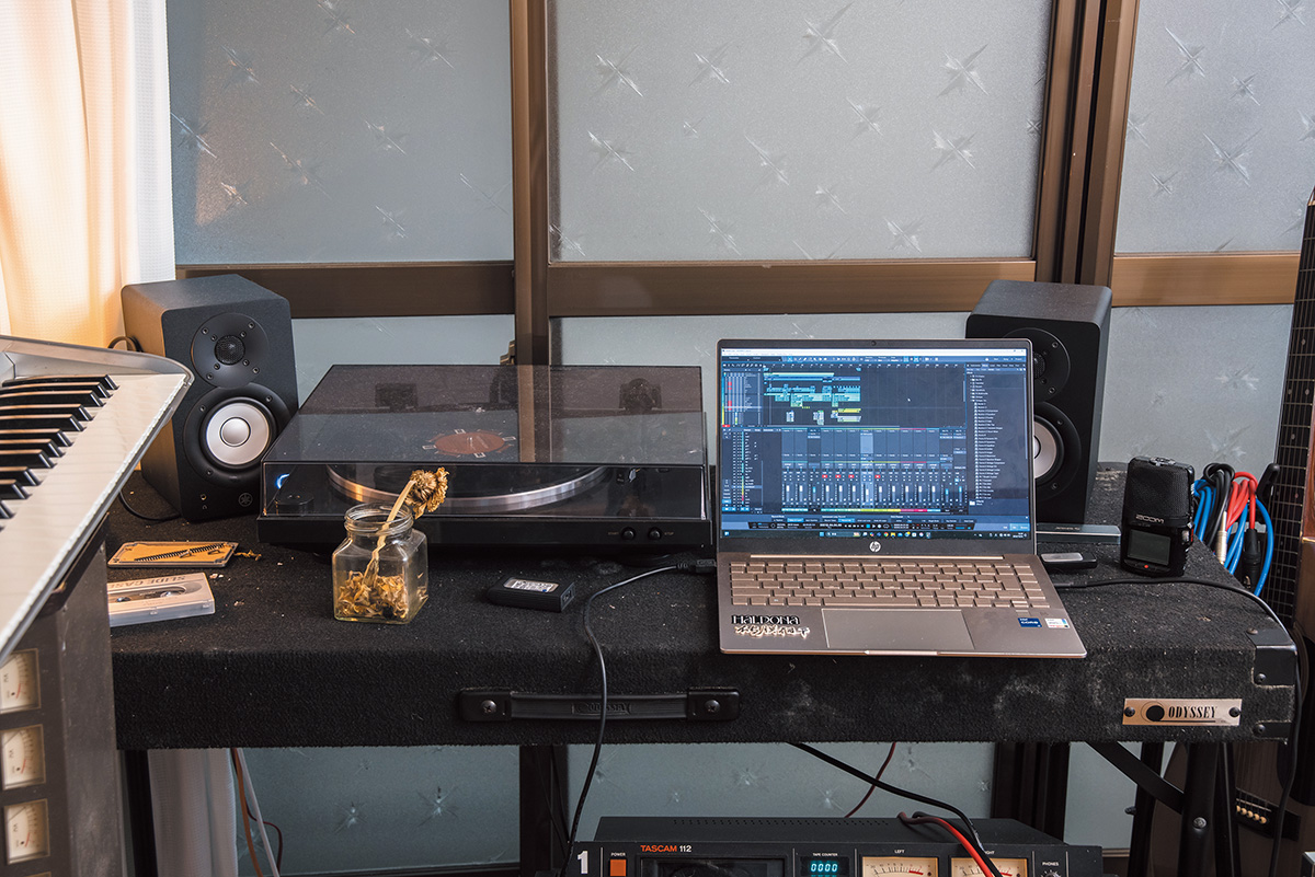 デスク周り。コンピューターのOSはWindowsでDAWはPRESONUS Studio One、スピーカーはYAMAHA HS3。コンピューターの隣にあるポータブル・レコーダーのZOOM H2Nはフィールド・レコーディングなどに用いている。レコード・プレーヤーにはジョン・コルトレーン『Both Directions at Once: The Lost Album』がセットされており、影響を受けたアーティストとしてコルトレーンとストラヴィンスキーの名前を挙げてくれた