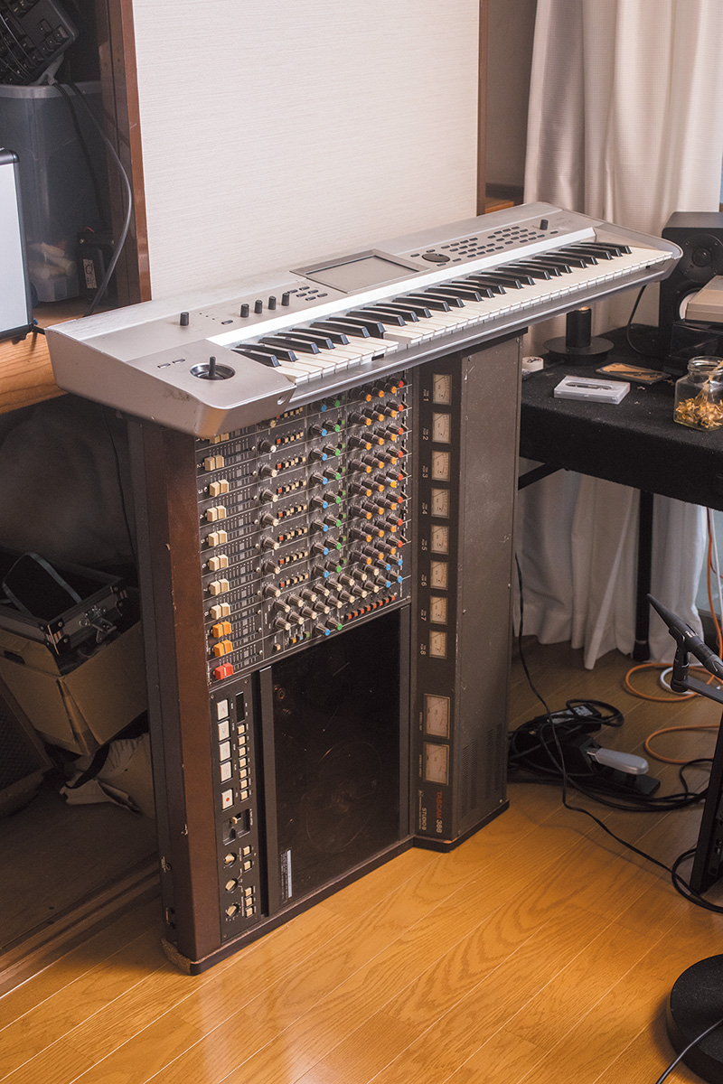 キーボードのKORG Krome 61はMIDI鍵盤として使用。2オクターブ目の“レ”が欠けてしまっており「めっちゃ不便です（笑）」と話す野口だが、買い替える予定はないそう。なお、ピアノ音源はXLN AUDIO Addictive KeysかSPECTRASONICS Keyscape、シンセはStudio One内蔵音源をよく使っているという。その下はオープンリール・レコーダー／ミキサーのTASCAM 388