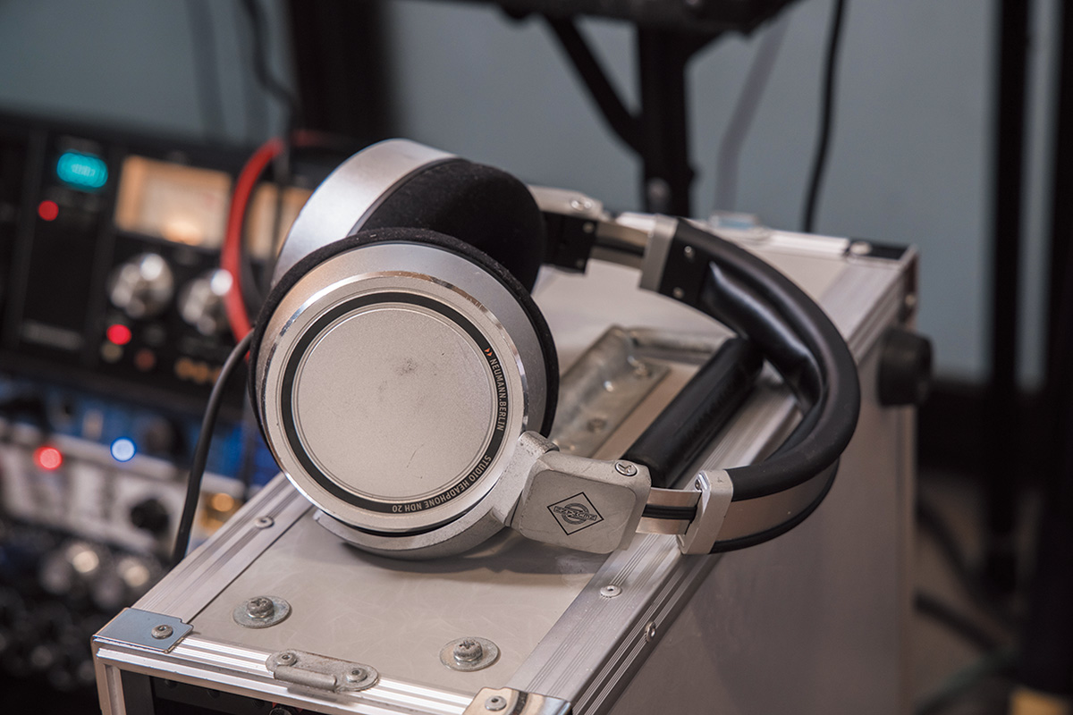 ヘッドホンのNEUMANN NDH 20。本来はスピーカーで作業を行いたいが、環境的にあまり音量を大きくできないため、ヘッドホンでのモニタリングが中心になっている
