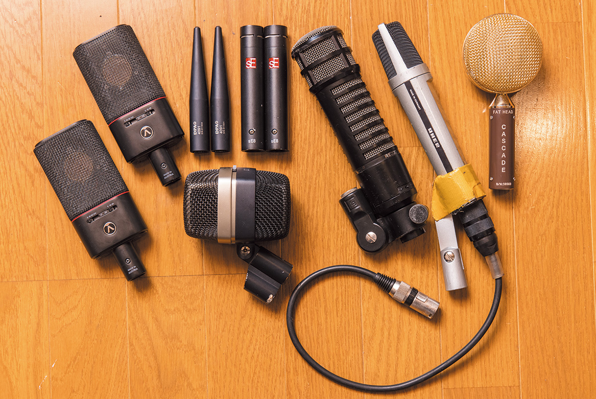 マイクは左からAUSTRIAN AUDIO OC18×2本、DPA MICROPHONES 4091×2本、SE ELECTRONICS×2本、AKG D12 VR、ELECTRO-VOICE RE320、UHER M539、CASCADE MICROPHONES Fat Head。OC18×1本、D12 VR、4091、M539、Fat Headはエンジニアの奥田泰次から借りているマイク。リボン・マイクのFat Headについては「トランペットに立ててみたら、息がツーっと抜ける音までよく録れていてビックリしました。リボン・マイクが欲しくなりましたね」と語る