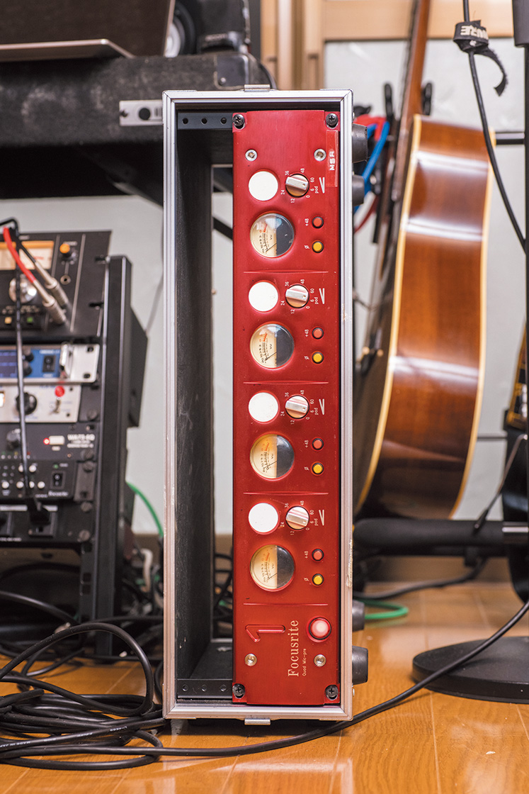FOCUSRITE Quad Mic-Preは3rdアルバムの制作に入る直前に奥田から借りたマイクプリ。「たぶん奥田さんが2ndで気になったところとかを考えて貸してくれたのかなと。色付けというよりクリアな方向性で、ハイも痛くないです」
