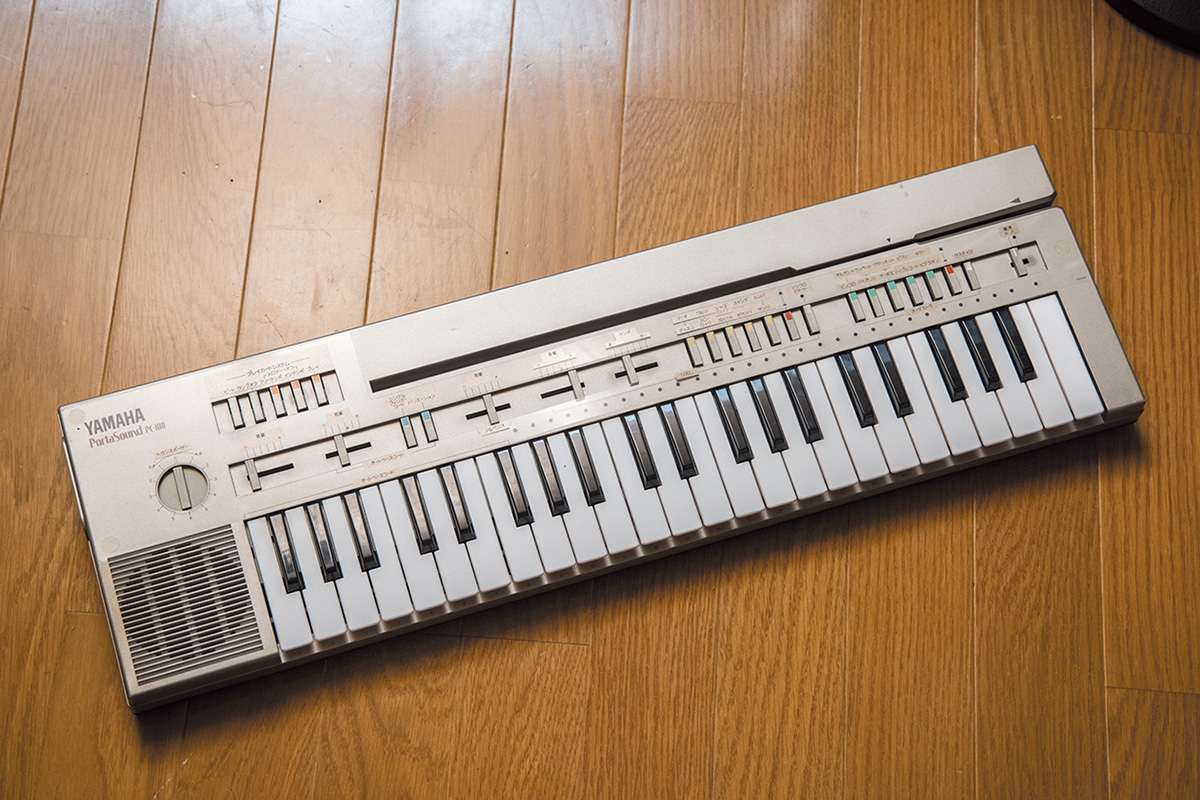 シンセのYAMAHA PortaSound PC-100。こちらも奥田から借りたもので、「プリセットで音色を選ぶだけなんですけど、すごく音が良くて。ライン録音もできるし、内蔵スピーカーにマイクを立てて録ることもあります。3rdの制作でたくさん使っています」と語る