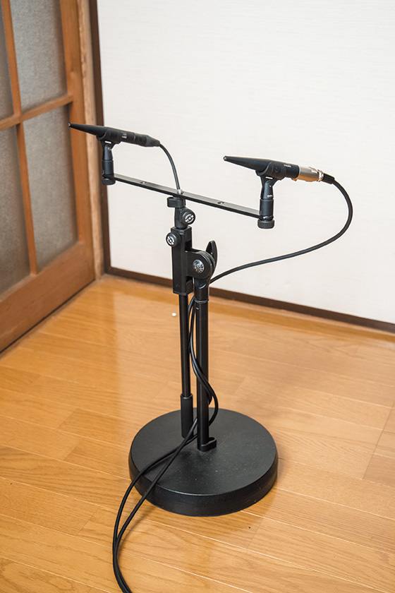 ステレオ・マイク・バーにDPA MICROPHONES 4091を立てたところ。那須や熱海でのレコーディングについて、「広いからマイキングも自由にできるし、部屋によって鳴りも全然違いました。3rdはまだ、熱海で完成できる希望が見えたって段階です（笑）」と語る