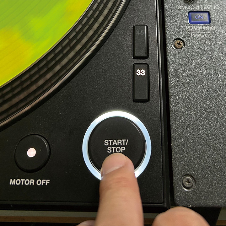 リリースしたフレーズの鳴り終わりで、ターンテーブルのスタート／ストップ・ボタンを押して止めると、特有の停止音で終わらせられる