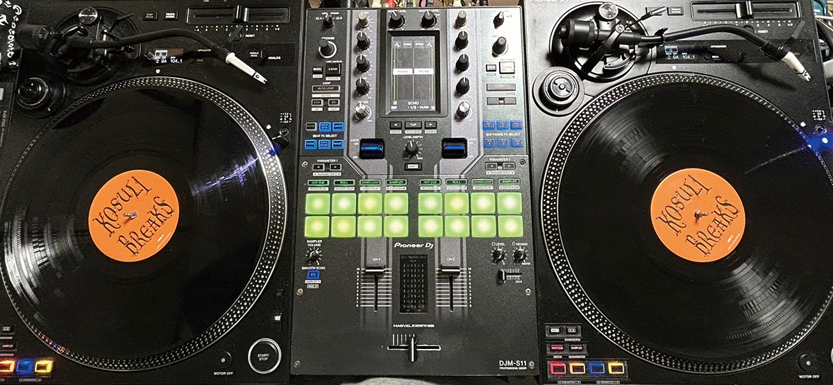 2枚の同一レコードを左右のターンテーブルにセット