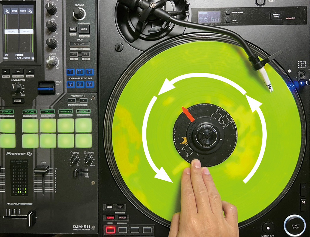 2または1小節ループでは、1周以上戻すことに。レコードのラベルの外側をタッチし､回転させるように戻す