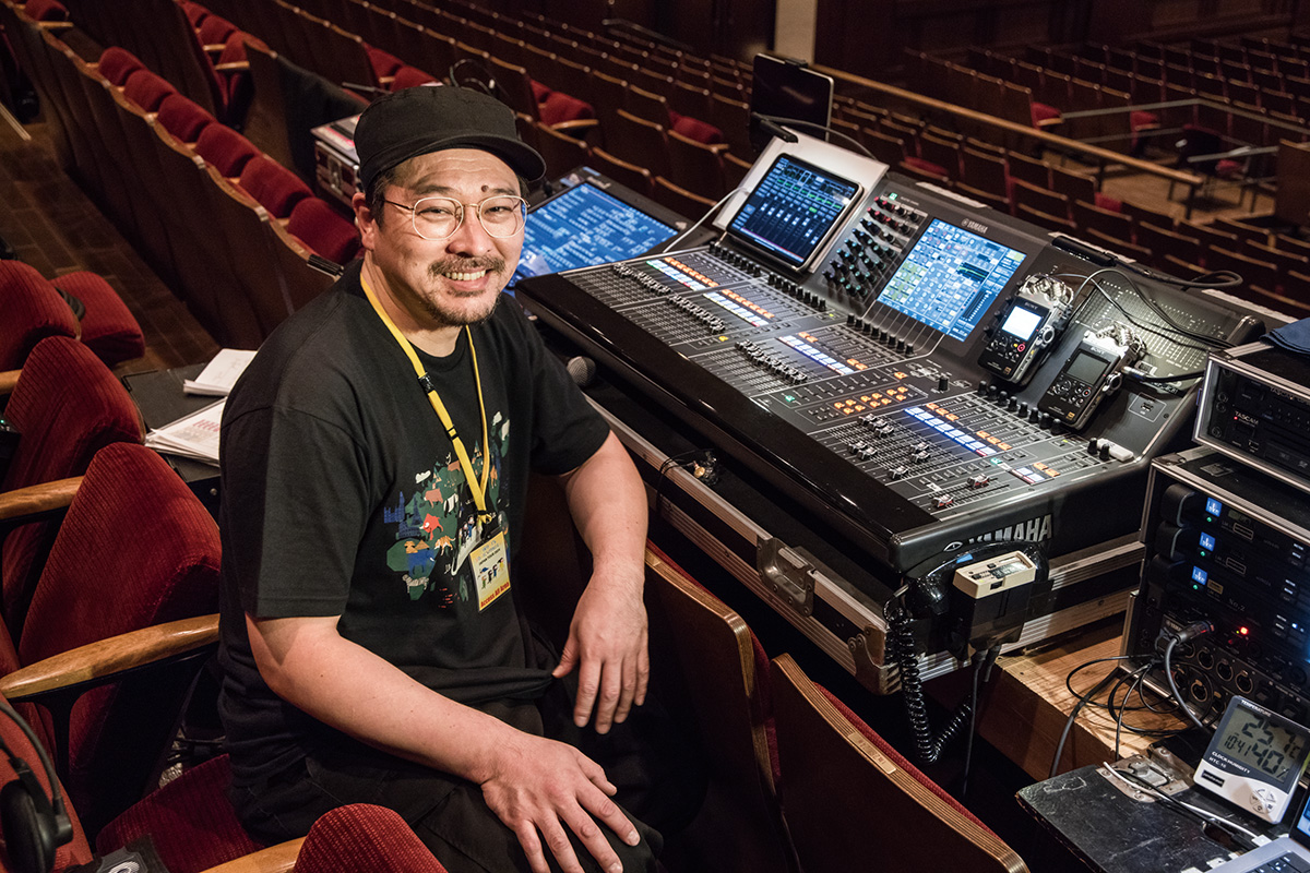 インタビューに答えてくれたブルーノート・ジャパン所属のPAエンジニア、山内俊治。FOHコンソールは、氏が「扱いやすいコンソール」と語るYAMAHA CL5だ