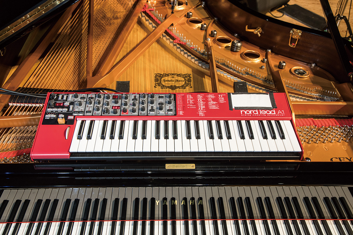 ピアノの上に配置したNORD Nord Lead A1。「Sonic wonderland」のイントロをはじめ、シンセの音色で使用