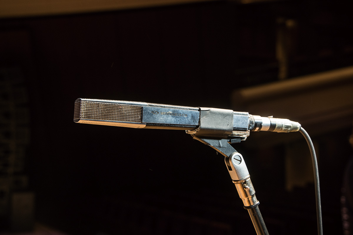 アダム・オファリルのトランペット用に立てられたSENNHEISER MD 441。このほかにオファリルは、各種エフェクターを手元に用意し、リアルタイムで自らの音をさまざまに加工していた