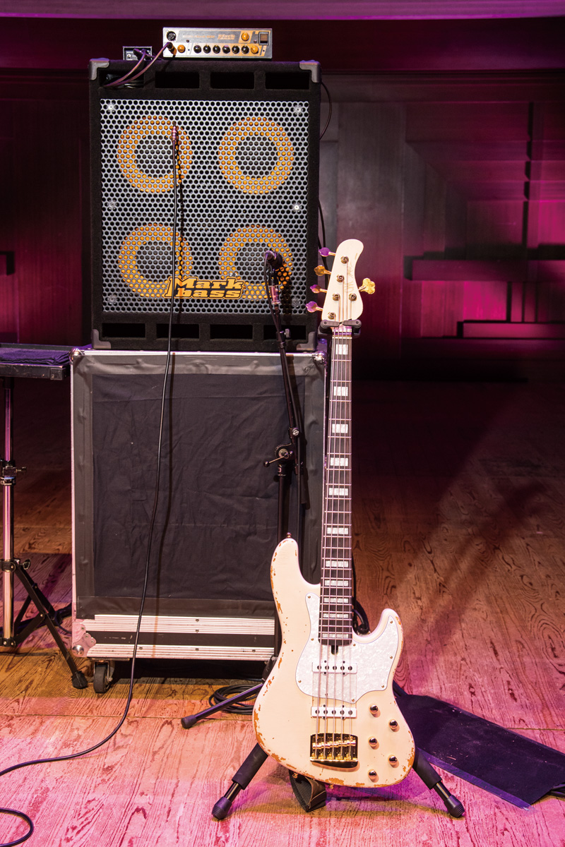 アドリアン・フェローのベースはMAYONESの5弦ベース。ベース・アンプはMARKBASS Little Mark 800で、DIとBEYERDYNAMIC M 88のマイキングで収音している
