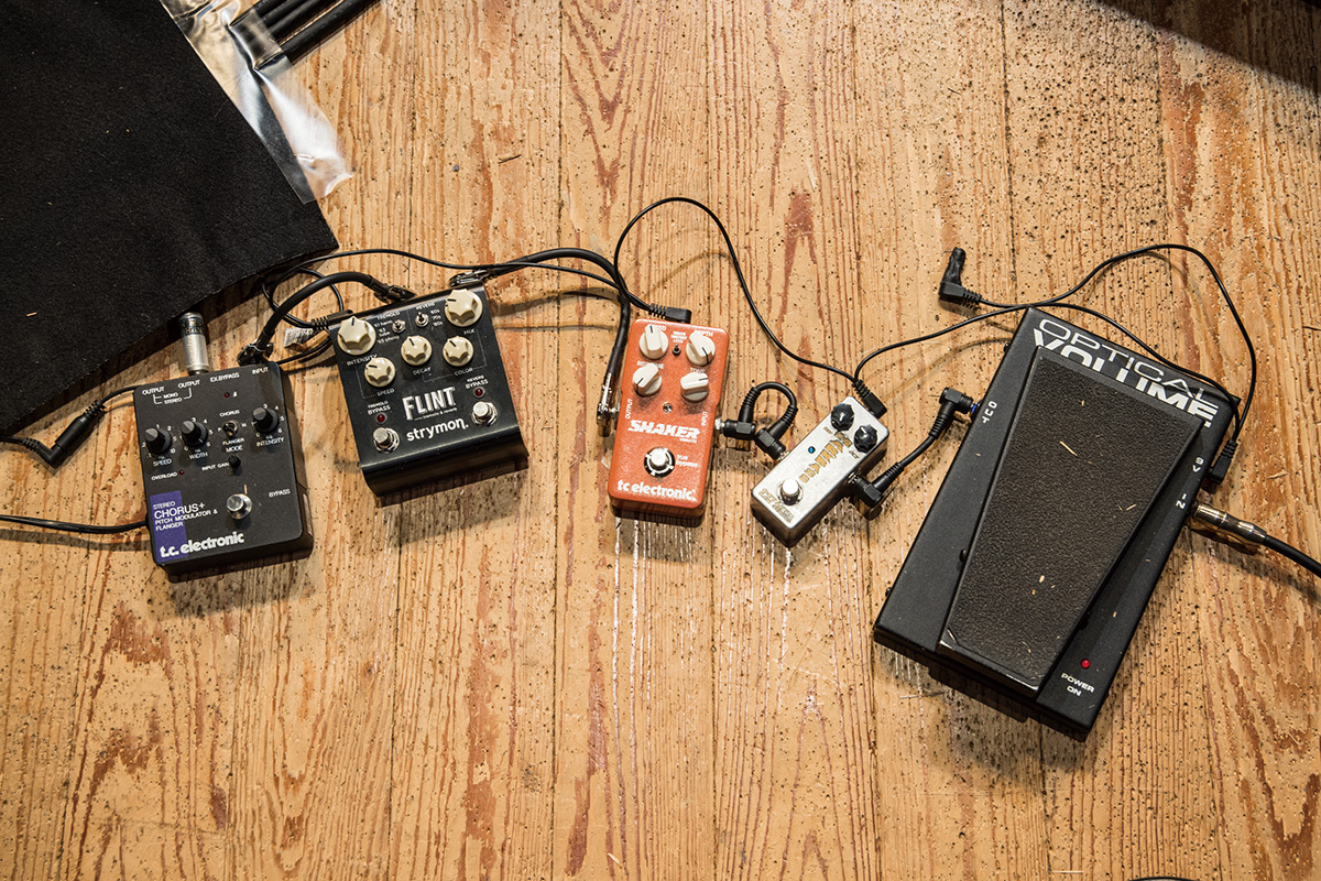 アドリアン・フェローのエフェクター。左からT.C ELECTRONIC SCF Stereo Chorus+（コーラス）、STRYMON Flint（トレモロ／リバーブ）、T.C ELECTRONIC Shaker Vibrato（ビブラート）、MARKBASS MB Octaver Raw Series（オクターバー）、Morley EOV Opti cal Volume Pedal（ボリューム・ペダル）