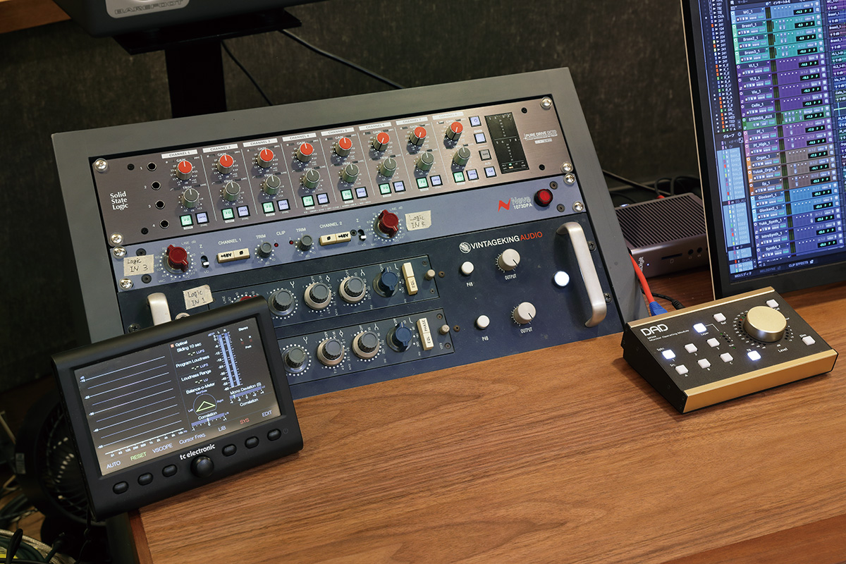 デスク左のラック。上から、SOLID STATE LOGIC Pure Drive Octo、NEVE 1073DPA、NEVE 1073×2