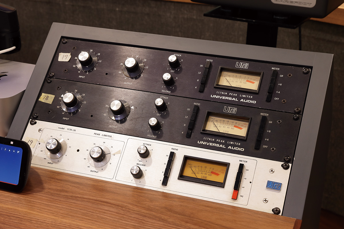 デスク右のラックにはコンプレッサーを収納。上からUNIVERSAL AUDIO 1176LN×2、UREI 1176 LN