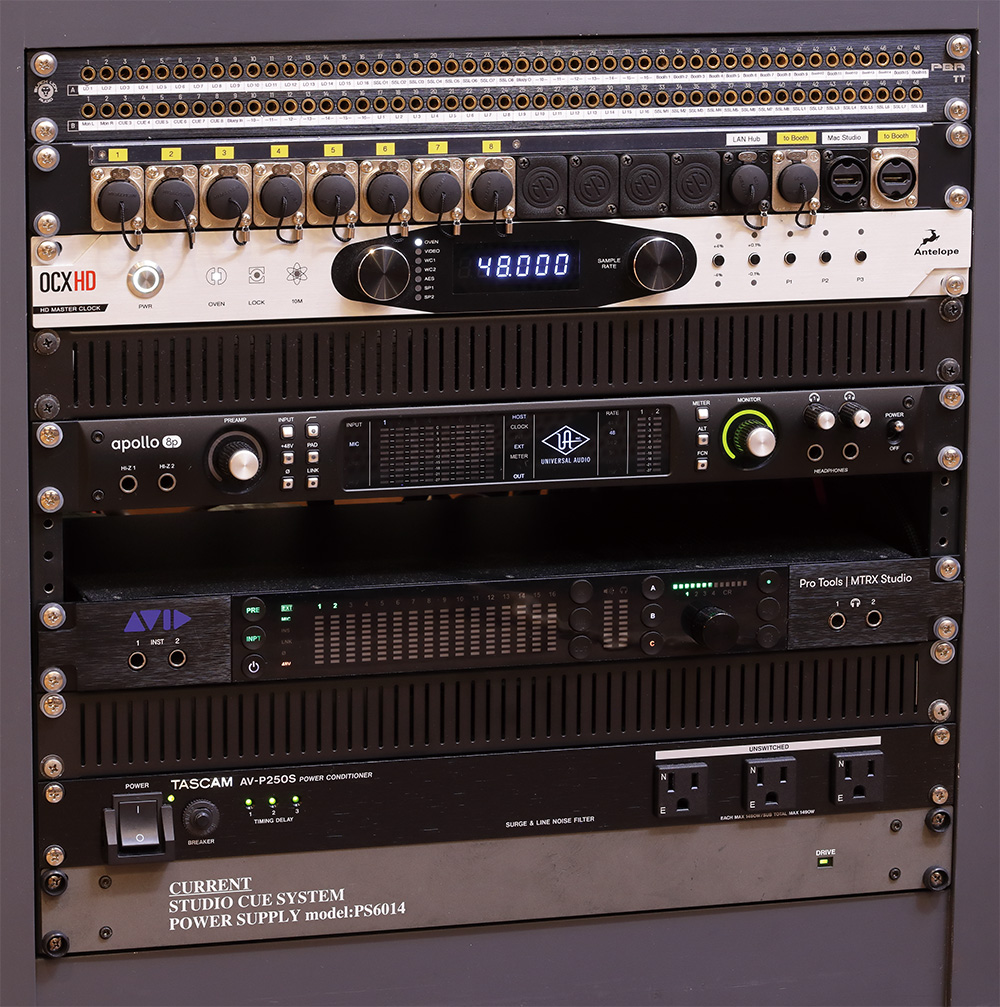 デスク左下のラック。上から、ANTELOPE AUDIO OCX HD（マスター・クロック）、UNIVERSAL AUDIO Apollo 8P（オーディオI/O）、AVID Pro Tools｜MTRX Studio（オーディオI/O）