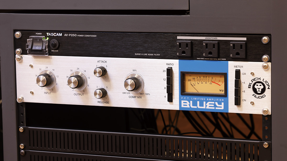 デスク右下のラックには、コンプレッサーのBLACK LION AUDIO Blueyがセットされている