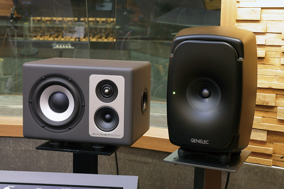 モニター・スピーカーはBAREFOOT SOUND Footprint03（写真左）と同軸モニターのGENELEC 8341A（同右）を併用。「低域の伸びが良く、全体の音像がよくまとまってくれる8341Aに対し、キャラクターが似ているけれど、中域をしっかり聴けるFootprint03を選びました」とクボ氏。この下にはサブウーファーGENELEC 7350Aも設置されている