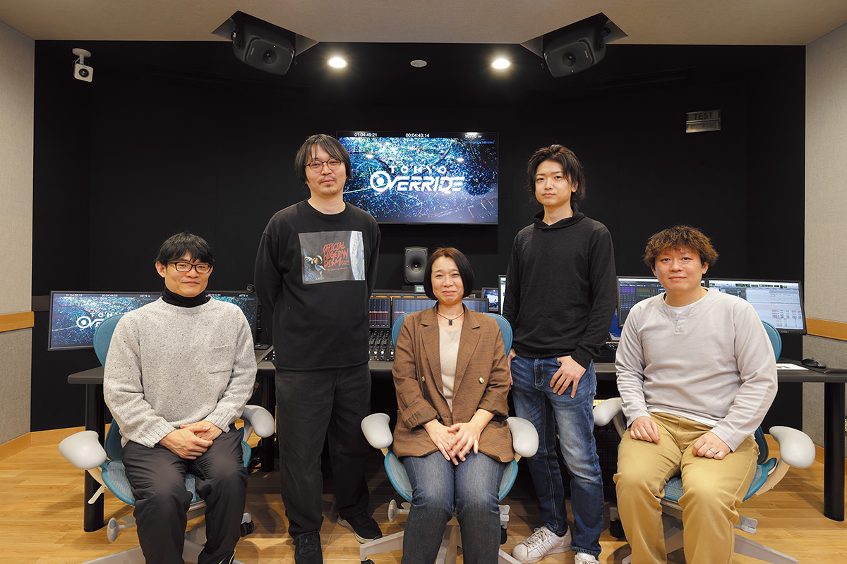 『Tokyo Override』のサウンド制作に携わったスタッフ。左から、音響効果を手掛けたオトナリウムの倉橋裕宗、エンジニア兼Dolby Atmos音楽制作のアドバイザーとして参加した古賀健一、MAを担当したタバックの阿部智佳子、作曲家の加藤賢二、エンジニアの長谷川巧