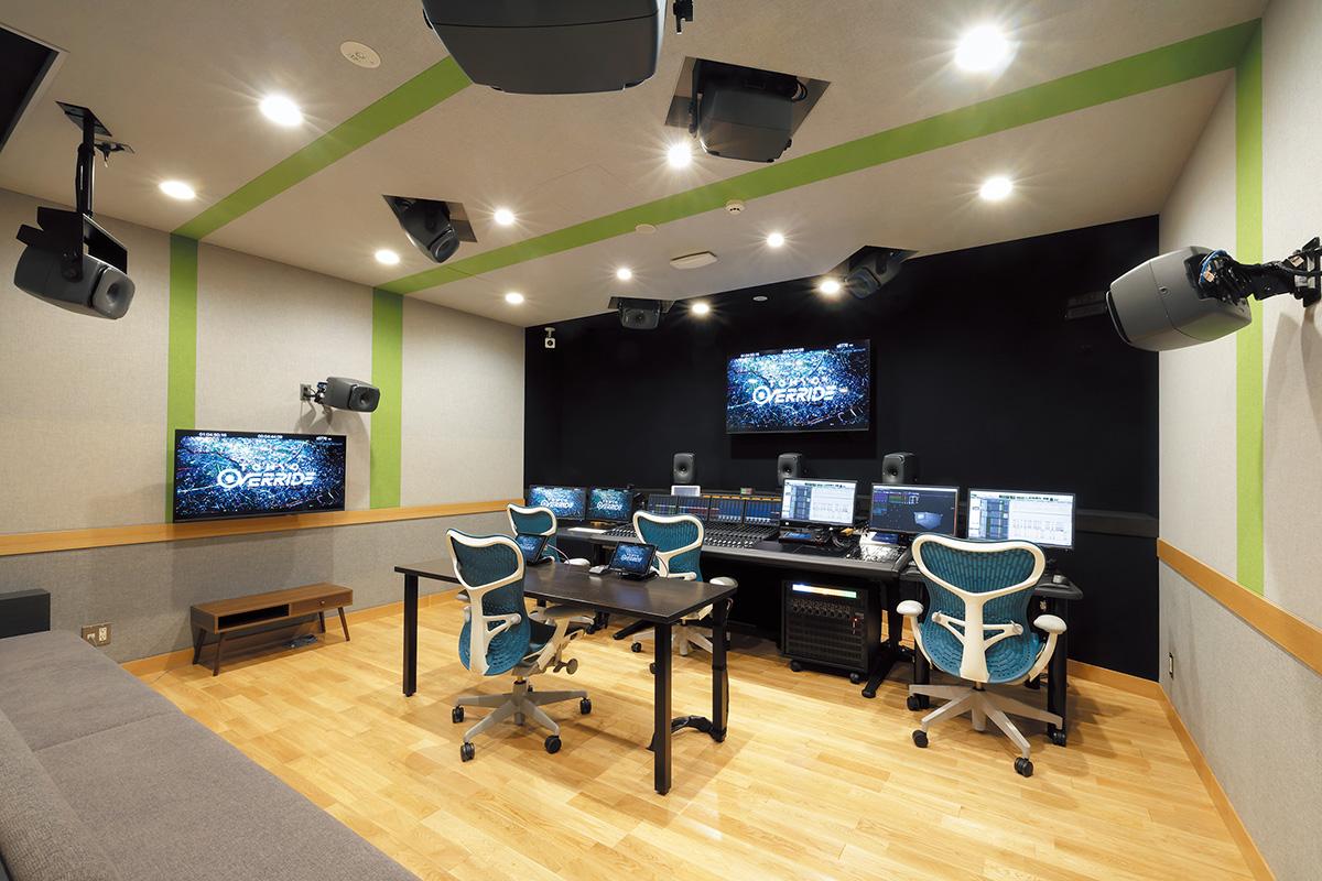 ダビングが行なわれた御苑音響スタジオのBスタジオ。GENELECスピーカーによる7.2.4chのモニター・システムが導入されている