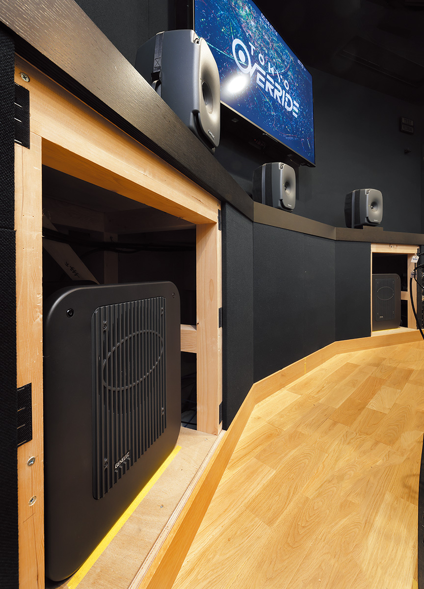 L/C/RchのGENELEC 8341A。その下にはサブウーファーの7360A×2がスタンバイ