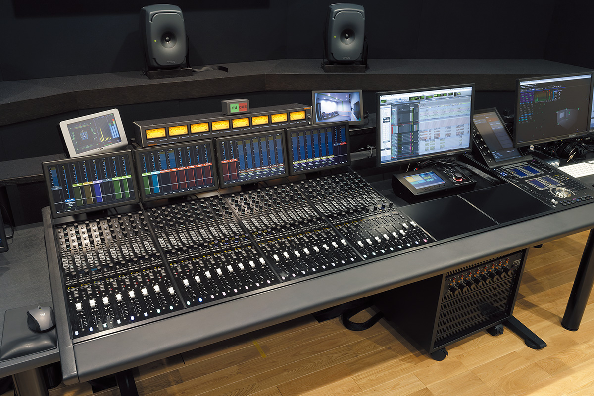 コンソールはAvid S6が導入されている。S6はモジュールの組み合わせで機能性をカスタマイズ可能。このBスタジオのS6には、Master ModuleとAutomation Moduleのほか、Display Module＋Knob Module＋Process Module＋Fader Moduleのセット×4が備わっている