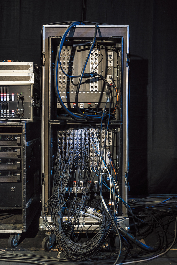 EARTH STAGE上手には、I/OラックAvid Stage 64を2台設置