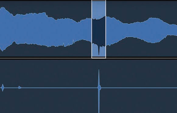 ボーカル・トラックの波形（上）と、同じトラックを複製し、ノイズ除去プラグインのIZOTOPE RXでノイズだけをレンダリングした波形（下）。下の波形でノイズの位置を参照しながら、元トラックの波形のノイズの部分のみ（上段の白枠部分）にRXを適用させていきます。全体でなく一部だけに適用させることで、細かいニュアンスを残すことが狙いです