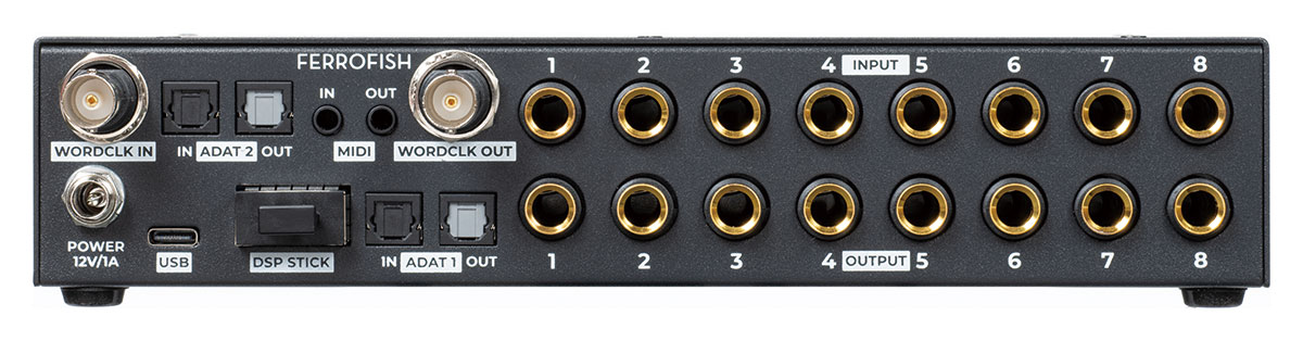 リア・パネル。左の上段からワード・クロック入力端子（BNC）、ADAT2入出力（TOSLINK）、MIDI入出力（TRSミニ）、ワード・クロック出力端子（BNC）。左の下段は電源端子、USB-C端子、DSP STICKスロット、ADAT1入出力（TOSLINK）。右側にはライン入出力（TRSフォーン）×8系統がある