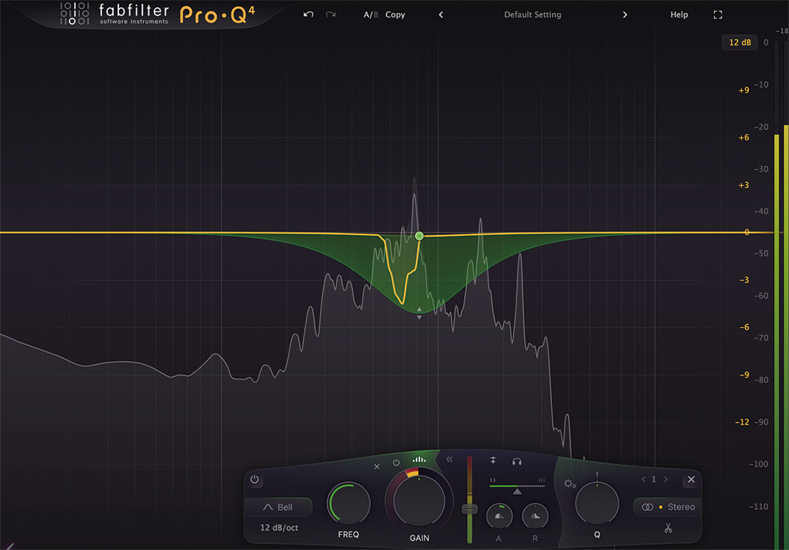 ダイナミックEQに新搭載されたSpectral Dynamicsモード。これまでのダイナミックEQではEQバンドのゲインは信号の入力レベルに依存していたが、Spectral Dynamicsモードでは、帯域全体のゲインを変えず、指定したスレッショルドを超えた特定の周波数のみを処理できる。画面は緑の範囲内の一部のみをEQでカットしているところ（黄色い線がEQカーブ）