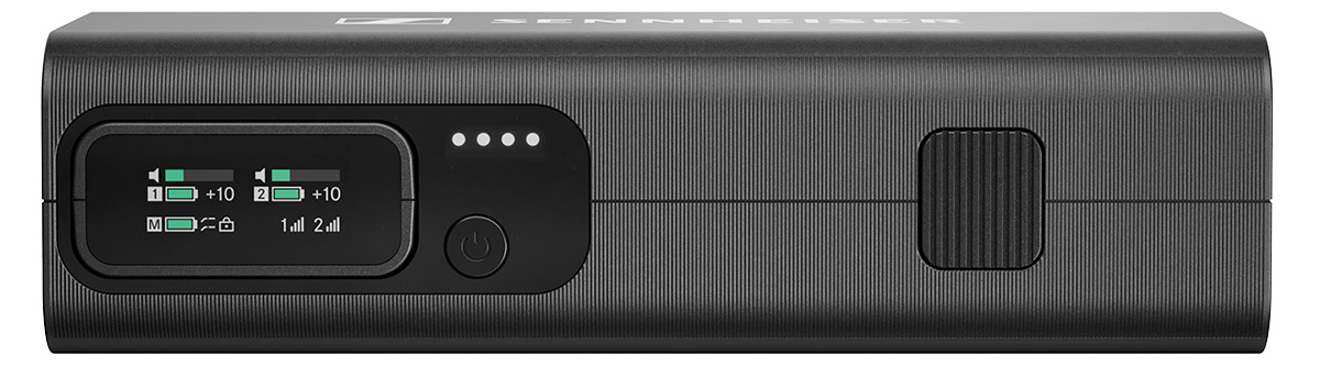 収納ケース兼充電バー。受信機と送信機を格納できるほか、アダプターやクリップ・マイク装着用マグネットなども収納できる。写真左側にあるのが受信機だ