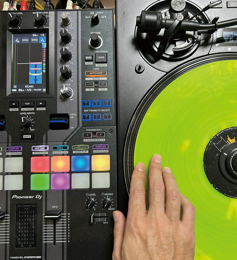 ①両側に同じ曲をセットしたら、片方だけ再生。ここでは右のターンテーブルを再生する場合で解説する