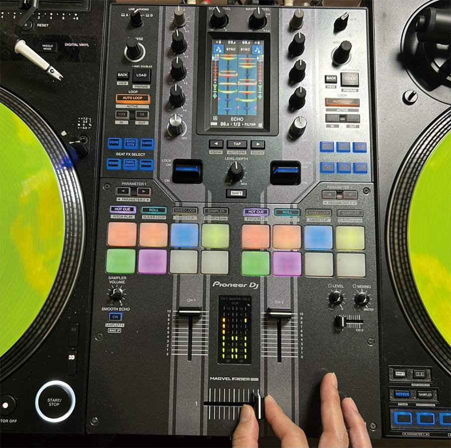 ④半拍のタイミングでクロスフェーダーを左右に振り、元の曲のドラムからキックやスネアの鳴る回数を増やす