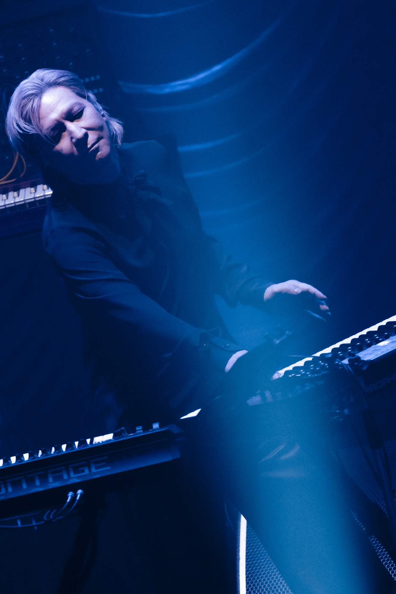 パフォーマンスする小室哲哉