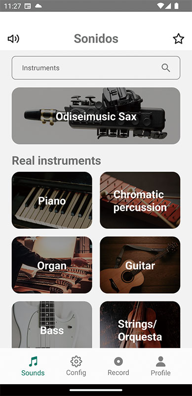 Android/iOS対応の専用アプリ、Travel Sax 2。サックスのほか、ピアノやオルガン、ギター、ベース、オーケストラ楽器、パーカッション、そしてこの画面では見えないがシンセ系の音色などを収録しており、それらをサックスのインターフェースで鳴らせるのが面白い
