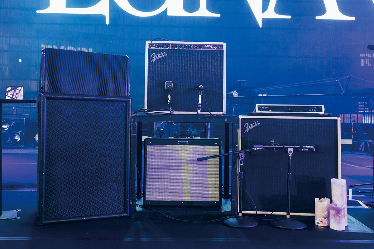 INORANは、写真中央上のギター・アンプFENDER Vibro-KingにSENNHEISER MD409とEARTHWORKS SR314を、写真右のFENDERのキャビネットにはUSA製のSHURE SM7とCAD E100Sを立てている。背面には4chプリアンプのFOCUSRITE Red 1を設置し、上記の4chを入力している