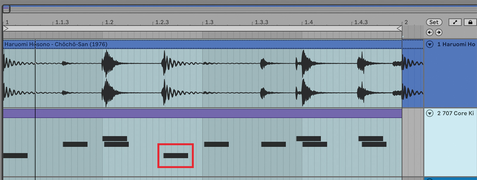 画面❶　「蝶々-San」のイントロ冒頭の1小節をコピーしたABLETON Liveプロジェクト画面。上は原曲のオーディオを取り込んだトラックで、下はLiveのDrum Rackライブラリー“707 Core Kit”を使ってドラム・パターンをコピーしたトラック。下からバスドラ、スネア、ハンド・クラップで、赤枠が2拍目裏の絶妙なスウィング感を生み出すバスドラ