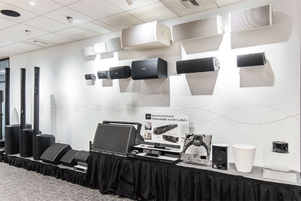 BOSE PROFESSIONALのオフィスに併設された製品体験スペース。Experience Centerには、現行製品が展示されている