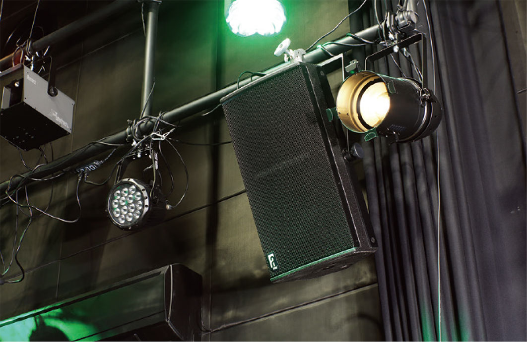 ステージ・サイドに設置されたモニター・スピーカーAlcons Audio VR12/90。こちらも高域にはプロ・リボン・ドライバーが使用されている
