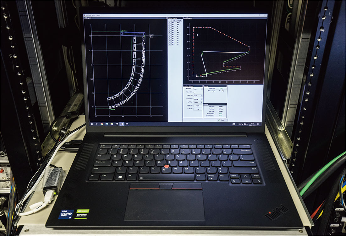 MARTIN AUDIOスピーカーのシミュレーションや設定を行うソフトウェアDISPLAY 2。画面右の、緑の点線が音を届けたいエリア、青い点線が極力音を届けたくないエリア、赤い点線がエリア外で、これらを設定することにより、スピーカーの出力を最適化するべく演算が行われる