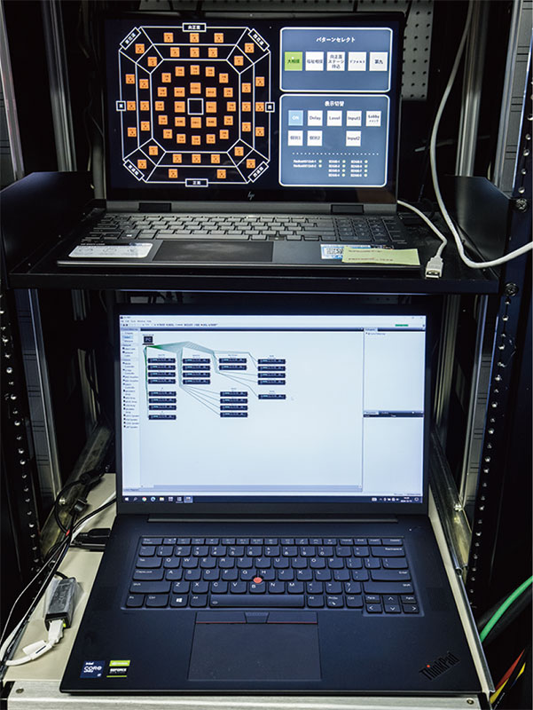 上のパソコンに表示されているのがSymetrixのタッチ・パネル・コントローラーSymVue。催しによって変わる拡声パターンを保存しておき、タッチで切り替え可能。下のパソコンに表示されているのがMARTIN AUDIOのコントロール・ソフトウェアVU-NET。パワー・アンプの制御を行う