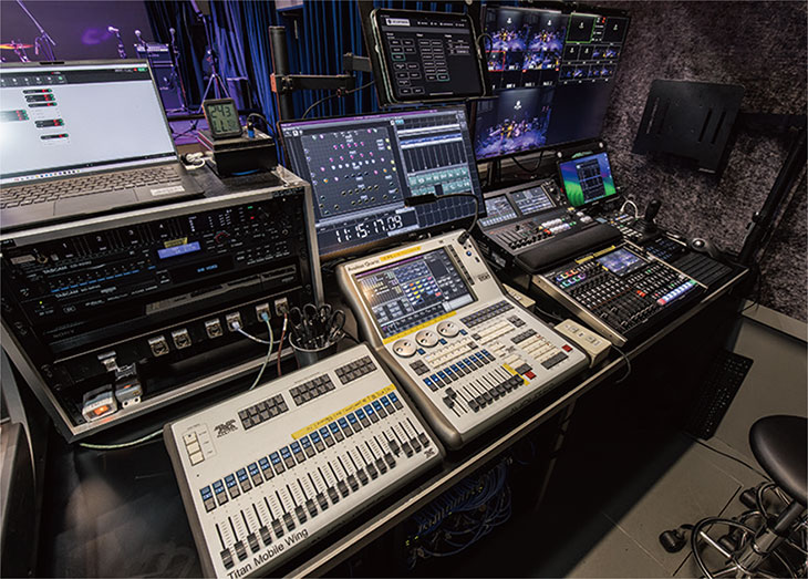 ブース奥には照明用コンソールのAVOLITES。QuartzやRolandのAVミキサーが並ぶ