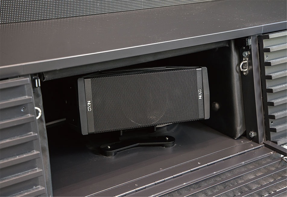 モニター・スピーカーNEXO ID24。4インチ・ウーファー＋1インチ・ツィーターの2ウェイ。コンパクトなため、施設内に目立たず設置でき、かつパワフルな音で没入感あふれるサウンドを提供している