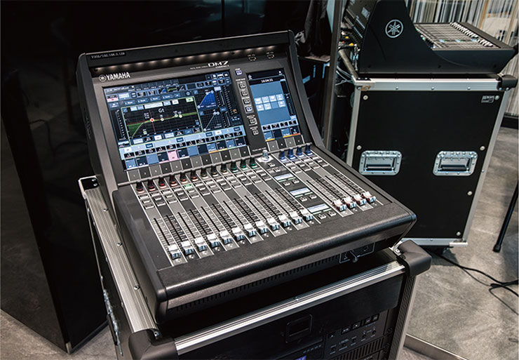 施設内にはデジタル・ミキサーYamaha DM7 Compactも装備されており、システムに組み込んで使用することが可能となっている
