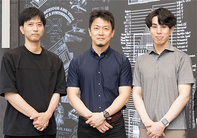 今回の取材にご協力いただいた方々。左から、ヤマハミュージックジャパン 音響事業戦略部の宮下亮氏、石橋健児氏、ヤマハ プロフェッショナルソリューション事業部 空間音響グループの橋本悌氏